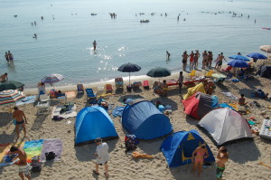 tende sulla spiaggia