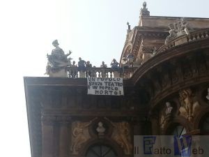 Lavoratori in protesta sul teatro Massimo Bellini